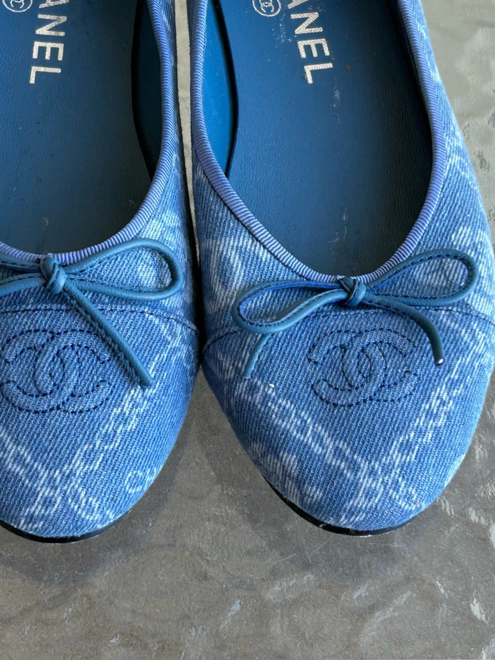 CHANEL  Blue Denim Camellia CC Logo Ballet Flats sz 37 US 6.5